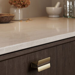 Greb Papillon i mat messing – luksuriøst og elegant design